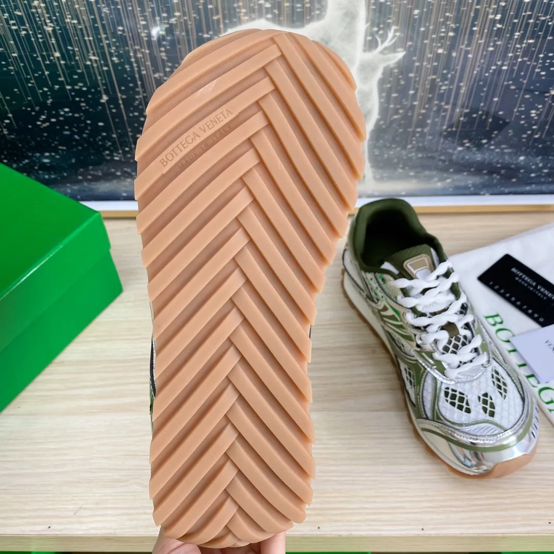 p620🐮🐮High-end version, the original 1:1 couple style new model is on the shelves🔥BV Orbit sneakers Wang Yibo's same style couple's Dad Runner sneakers, made of lightweight technical mesh fabric. Features a geometric patterned rubber outsole. The outsole is made of color-blocked TPU outsole. Size: women’s shoes 35-40, men’s shoes 39-45.